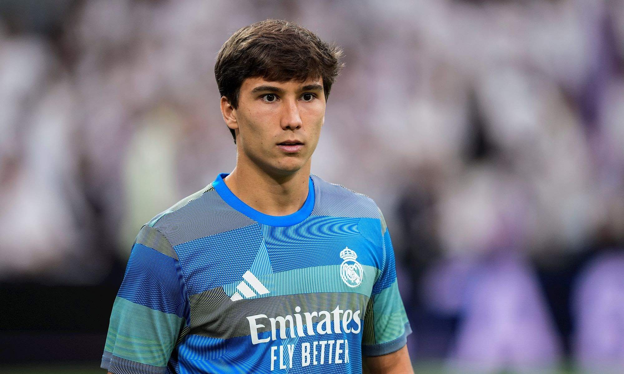 Gonzalo García calentando con el Real Madrid.