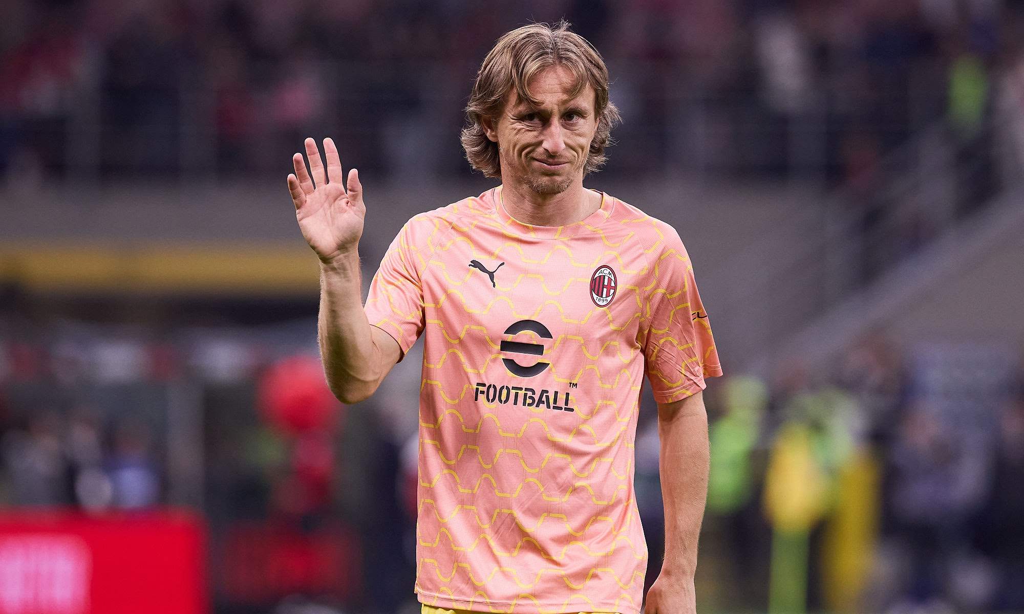 Luka Modric jugando un partido con el Milan. 