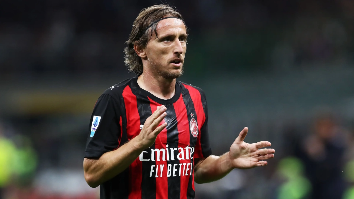 Luka Modric jugando un partido con el Milan. Luka Modric jugando un partido con el Milan.