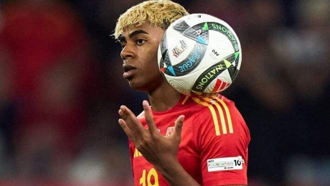 Lamine Yamal jugando un partido con la Selección Española. 