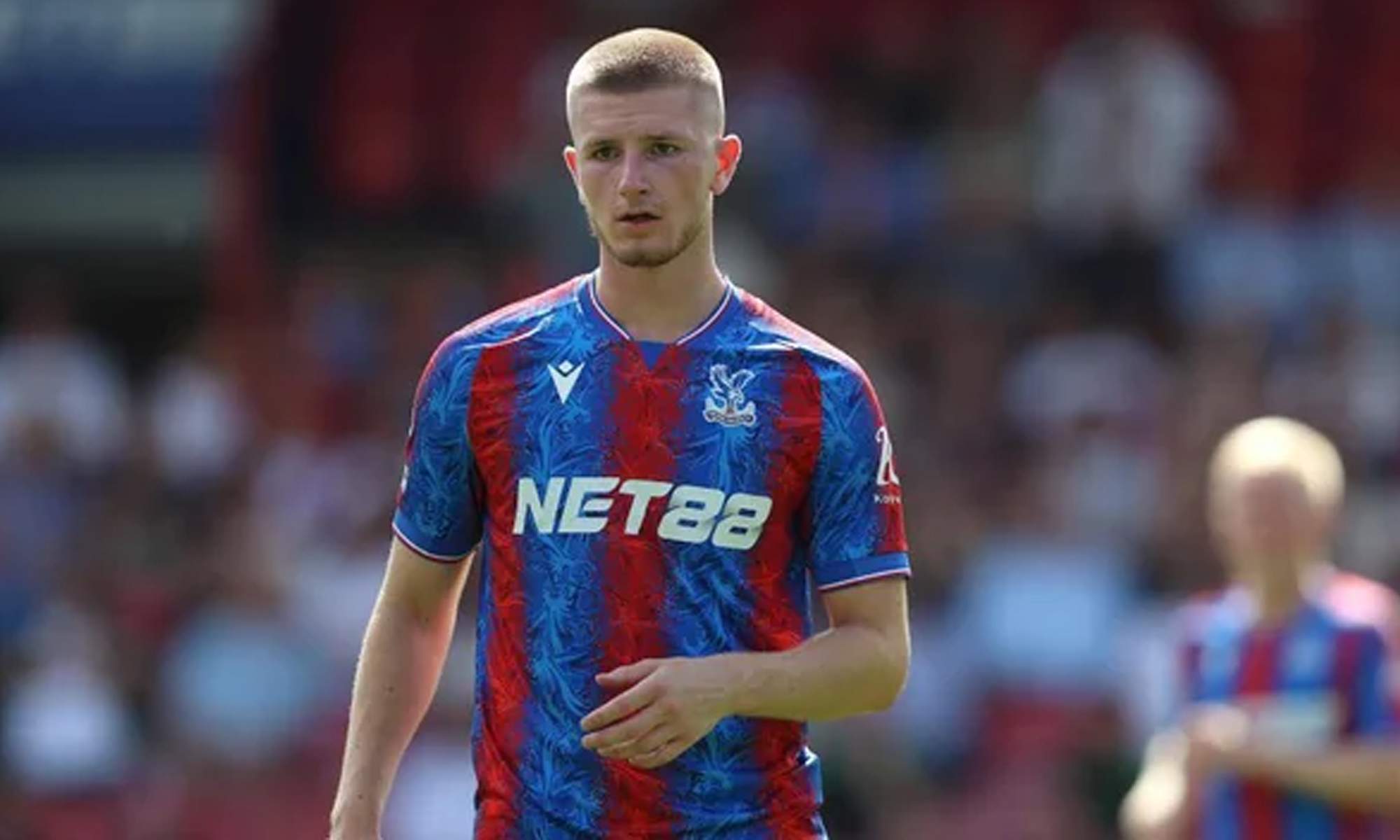Adam Wharton jugando un partido con el Crystal Palace. 