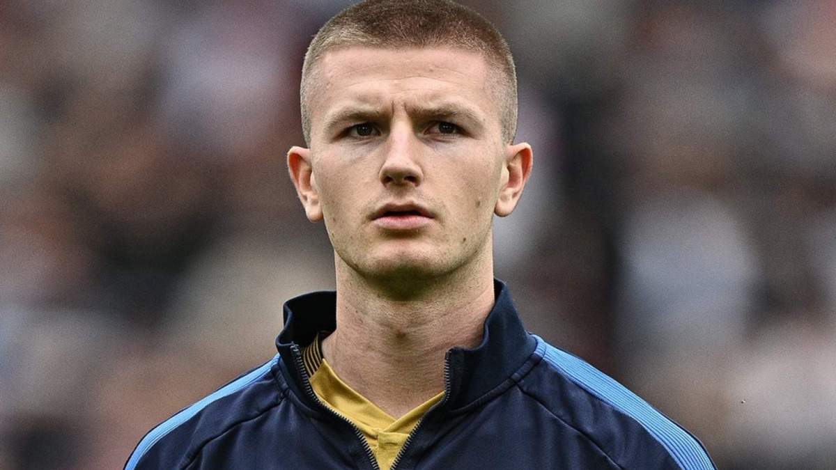 Adam Wharton antes de jugar un partido.