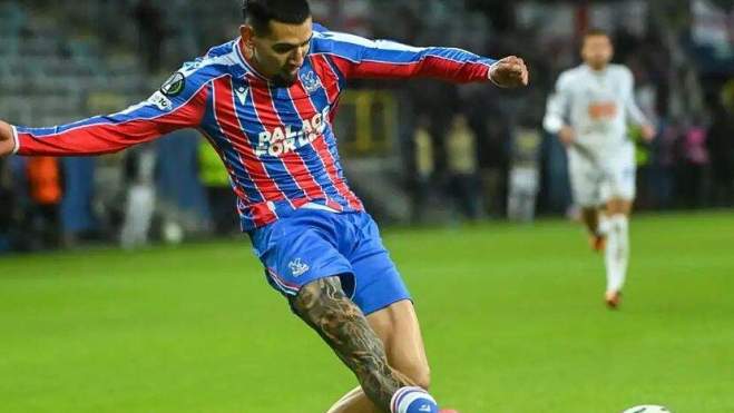 Daniel Muñoz jugando un partido con el Crystal Palace.