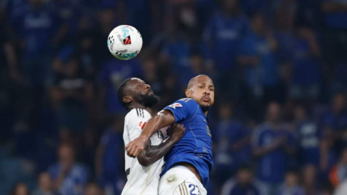 Rüdiger disputando un balón con el delantero del Oviedo