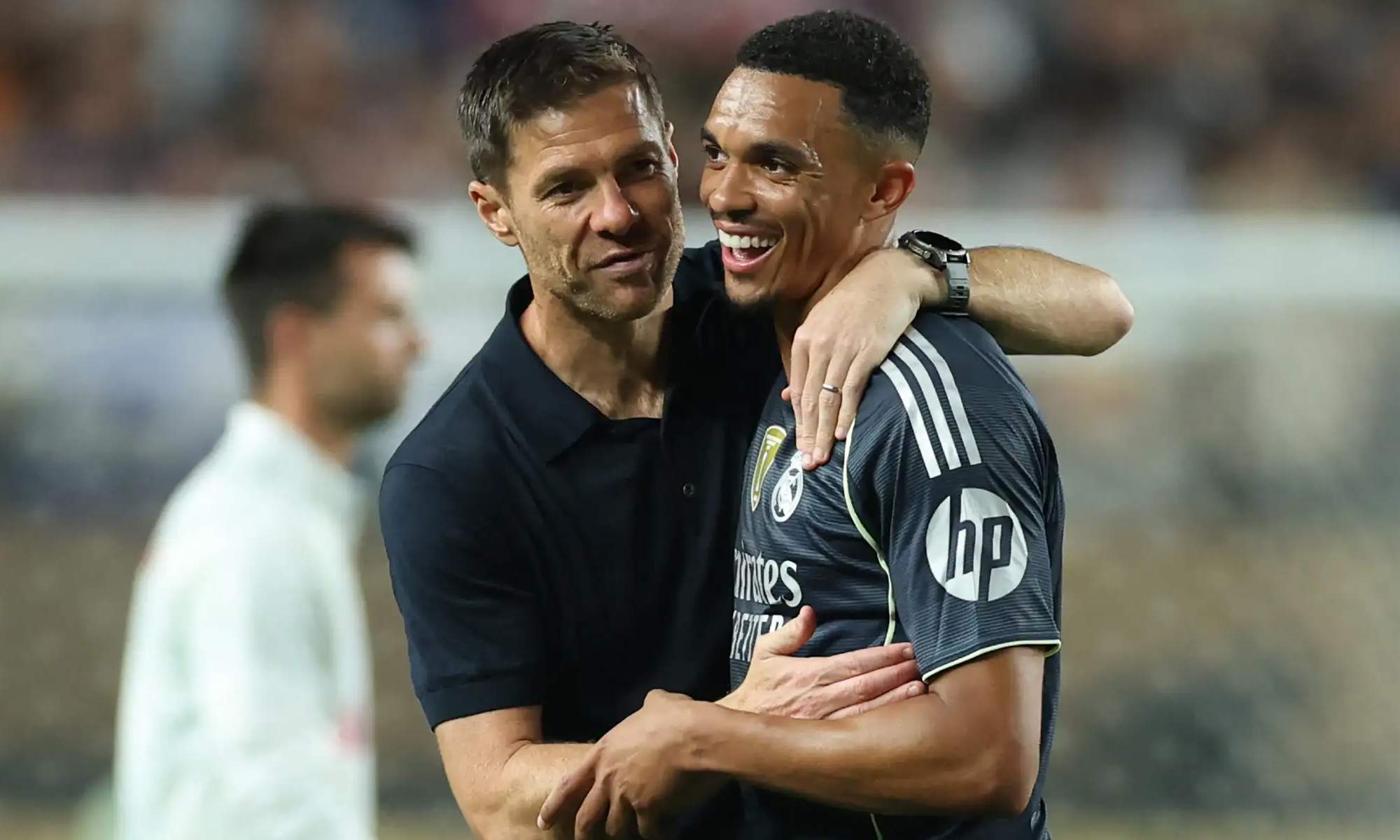 Xabi Alonso y Trent Alexander-Arnold durante un partido del Real Madrid.