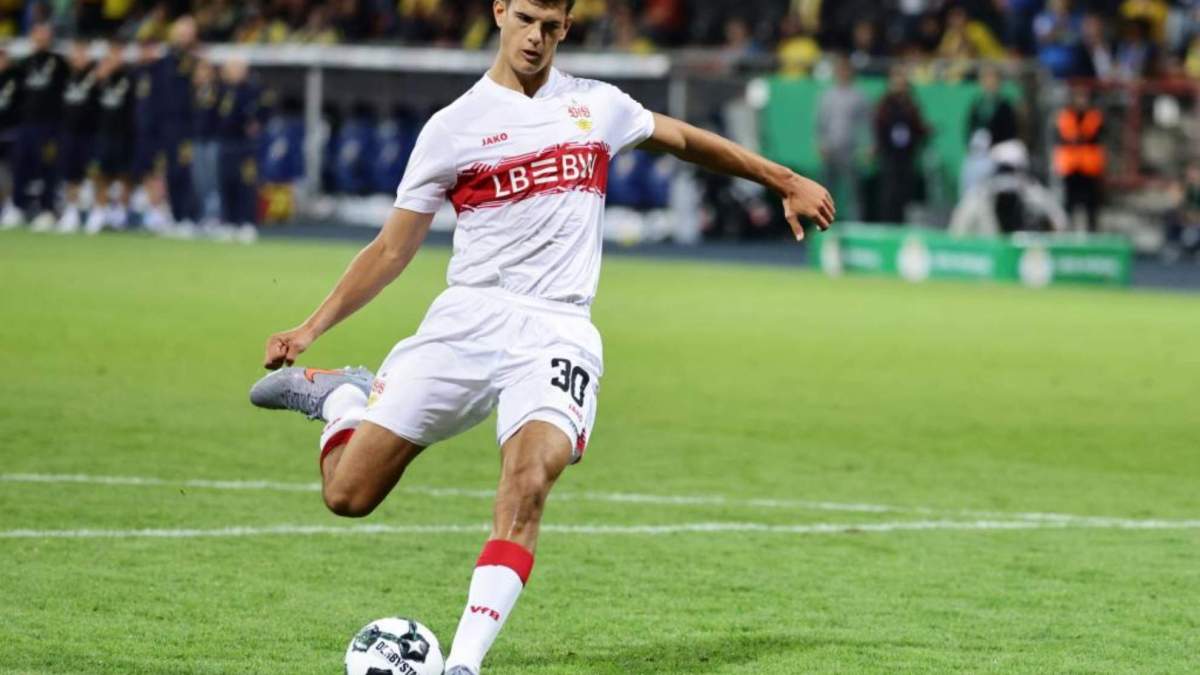 Chema Andrés lanzando un penalti con el Stuttgart. Chema Andrés lanzando un penalti con el Stuttgart.
