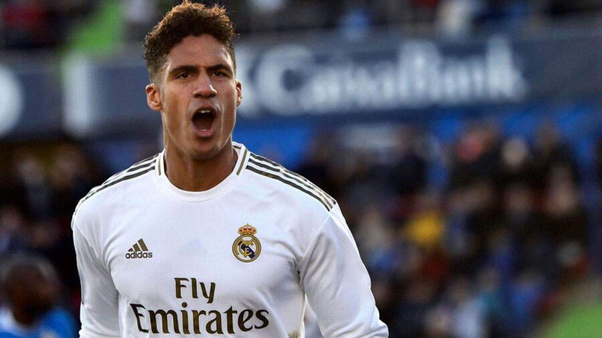 Raphael Varane jugando un partido con el Real Madrid.