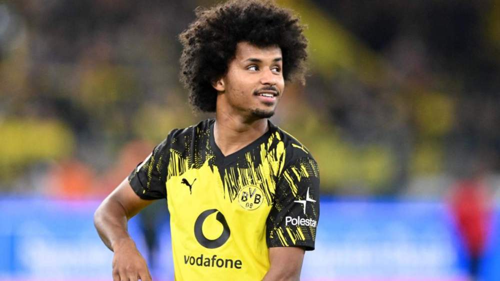 Karim Adeyemi durante un partido con el Borussia Dortmund