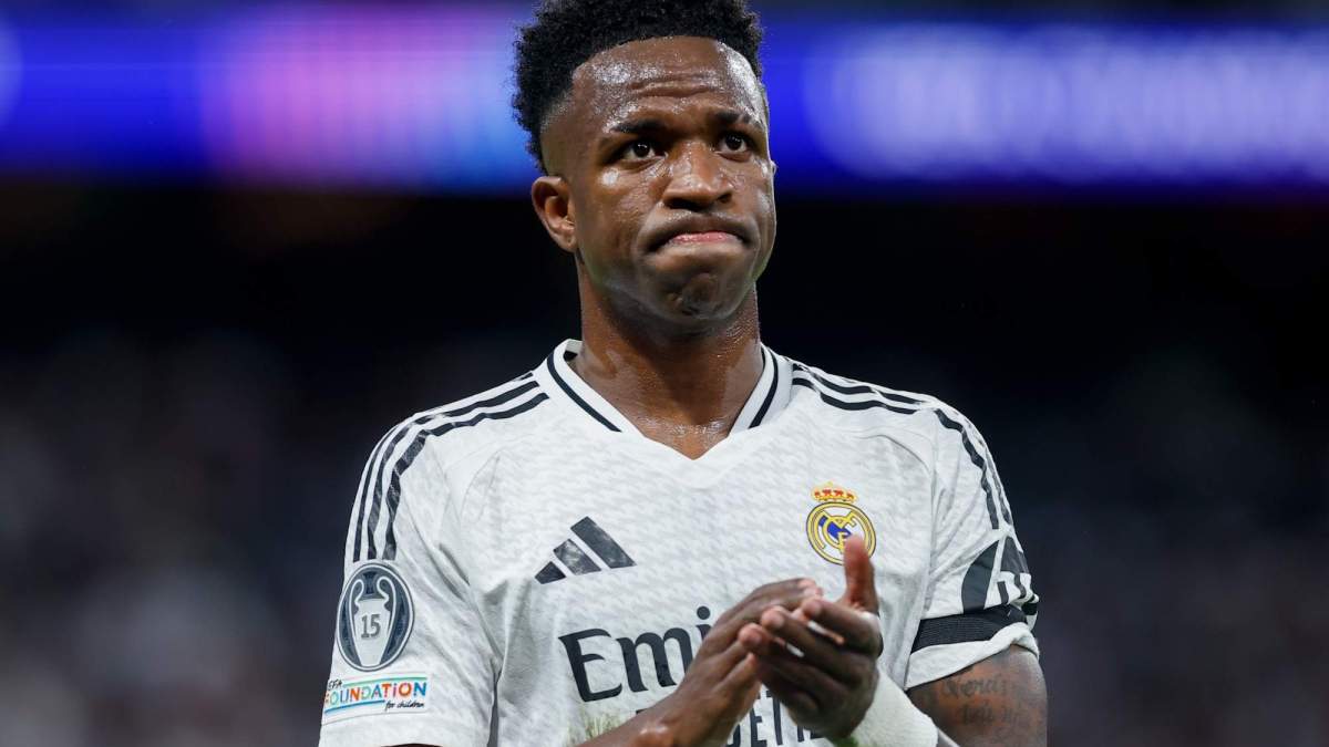 Vinicius serio con el Real Madrid