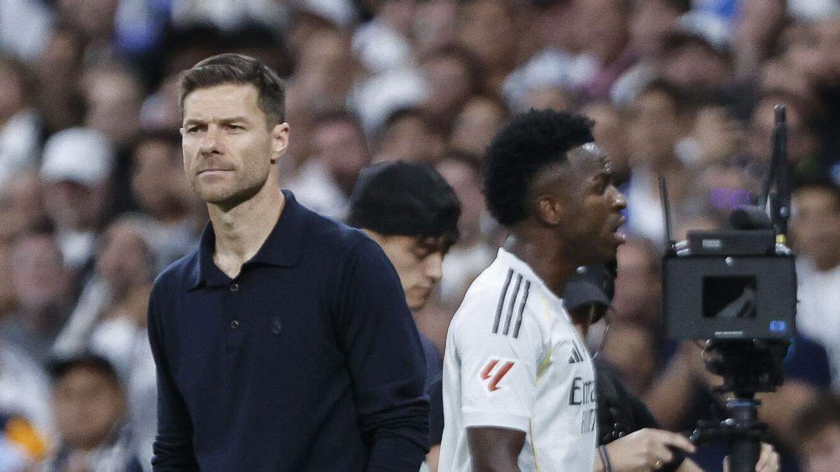Vinicius y Xabi Alonso con el Real Madrid en un partido