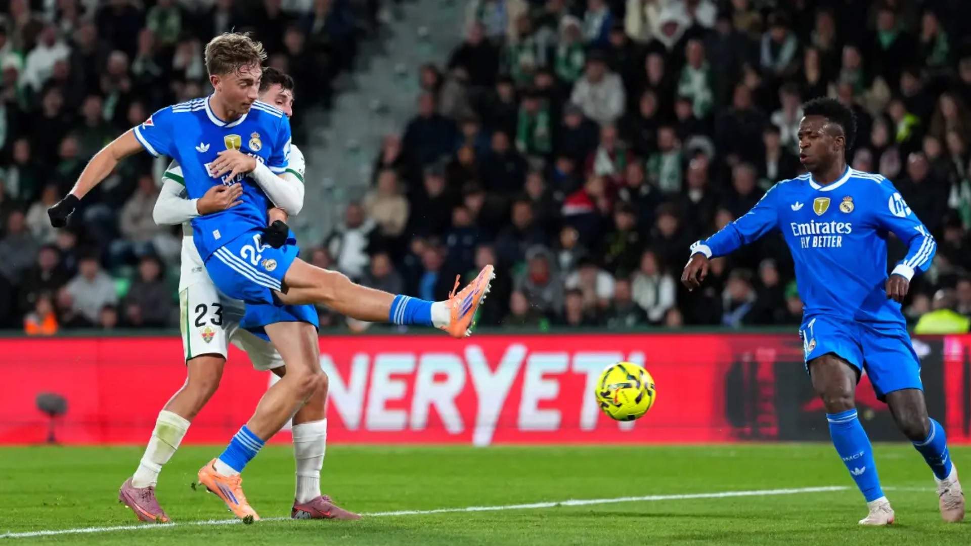 Huijsen acaba el Elche - Real Madrid lesionado de la rodilla