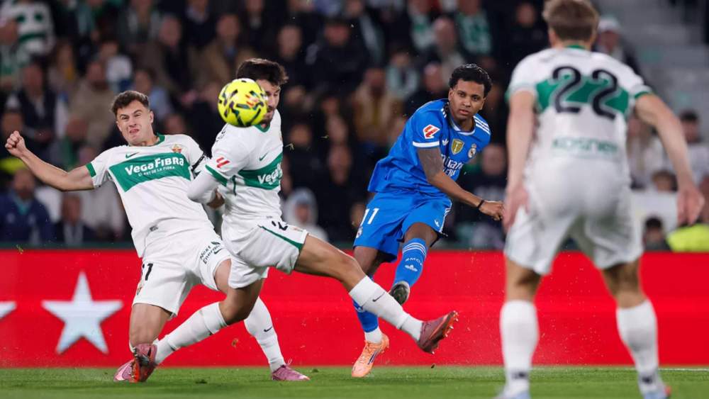 Rodrygo disparando a puerta en el partido contra el Elche