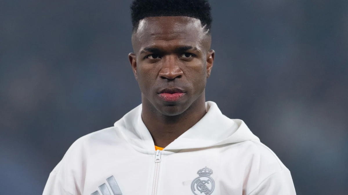Vinicius serio con el Real Madrid