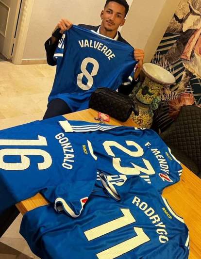 Álvaro con camisetas del Real Madrid