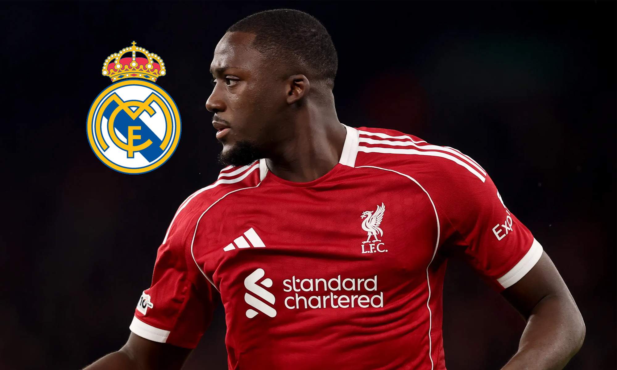 Ibrahima Konaté jugando un partido con el Liverpool y el escudo del Real Madrid.
