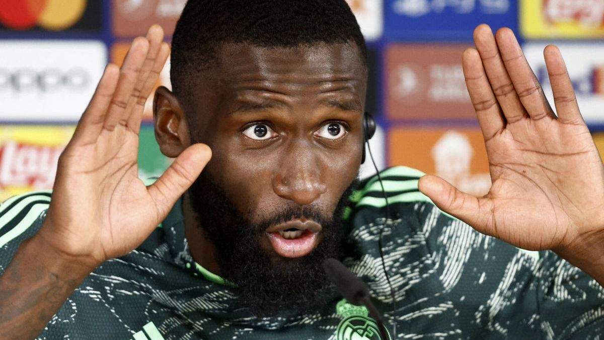 Rüdiger en rueda de prensa con el Real Madrid Rüdiger en rueda de prensa con el Real Madrid