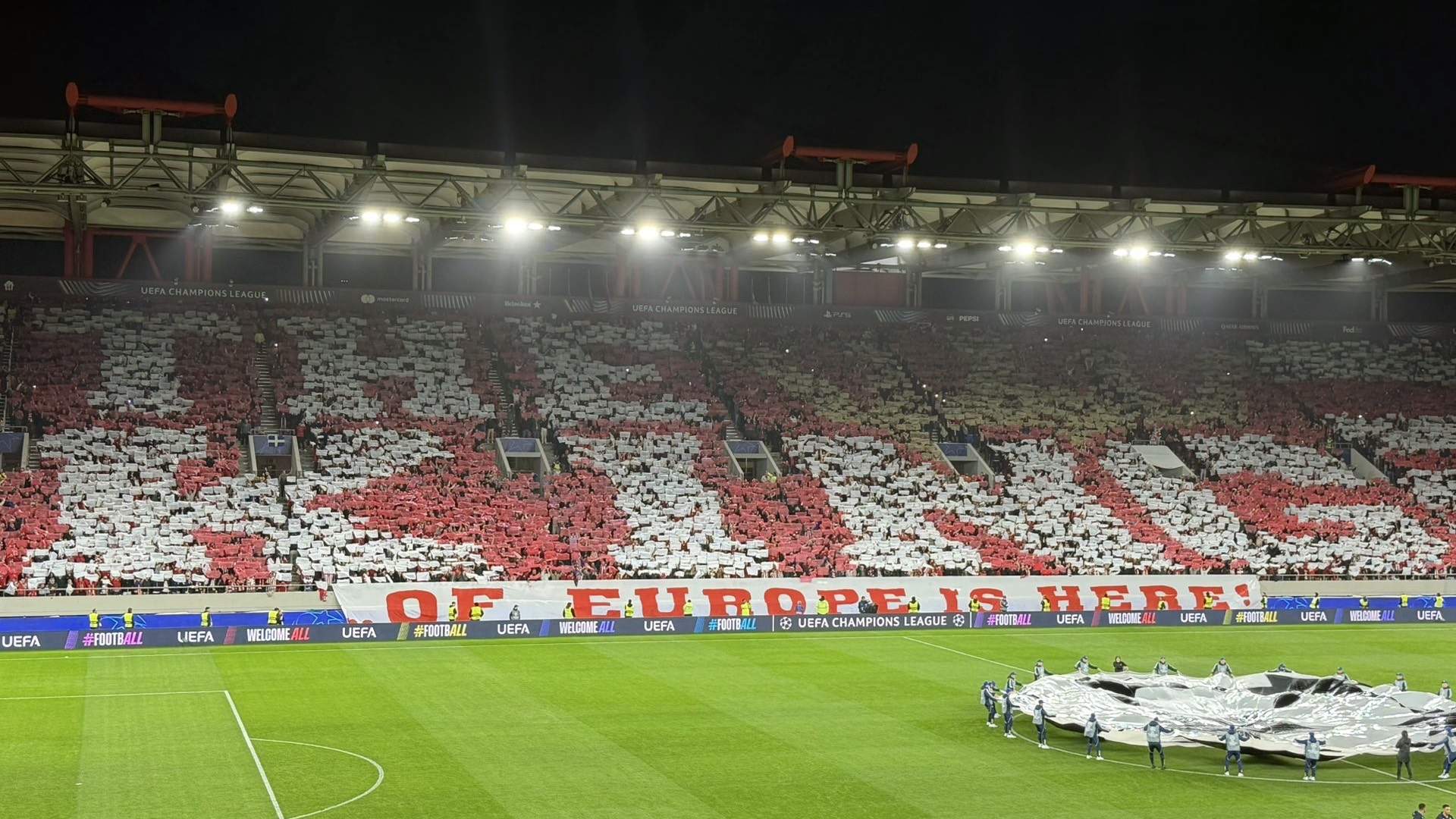 El guiño de la afición de Olympiacos al Real Madrid con su tifo