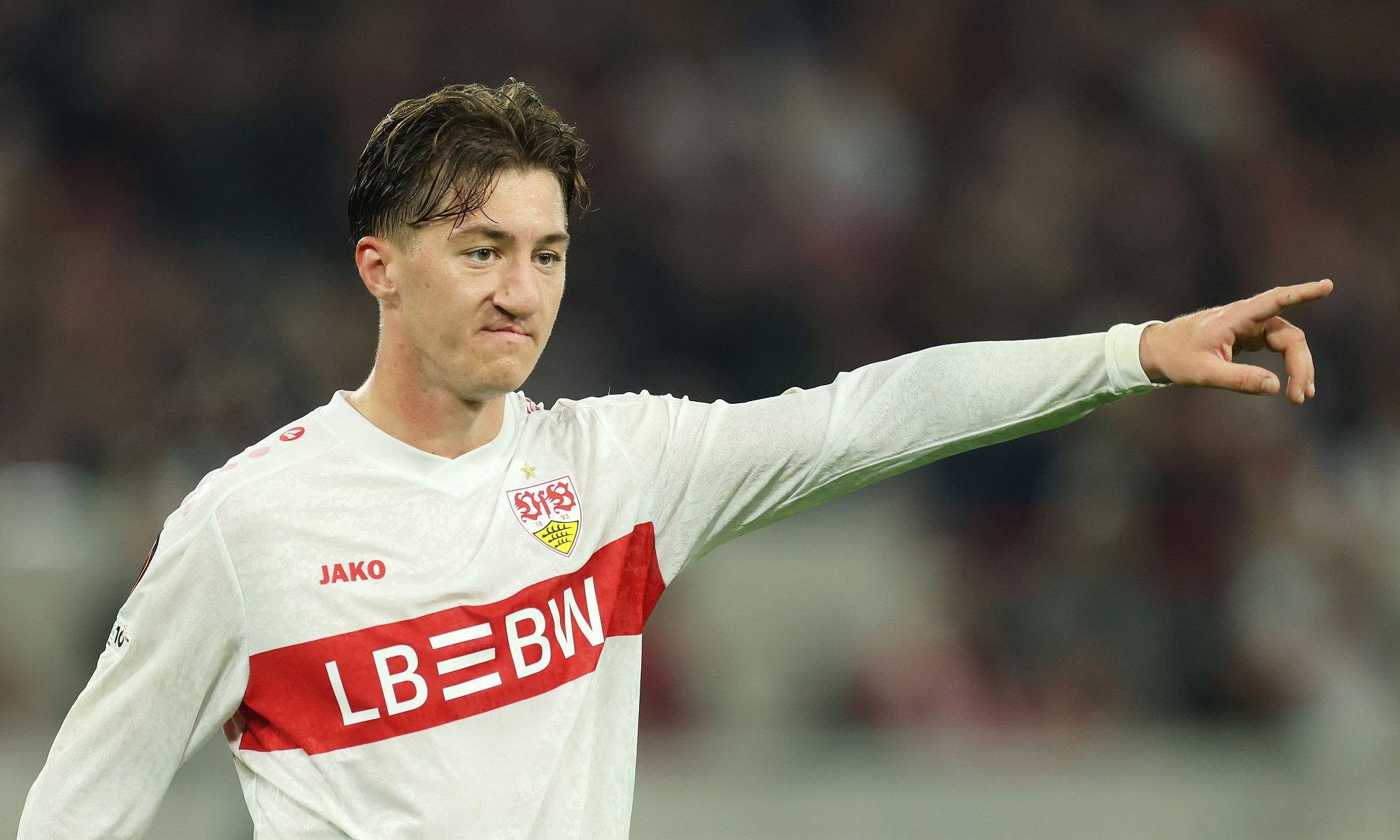 Angelo Stiller jugando un partido con el Stuttgart.