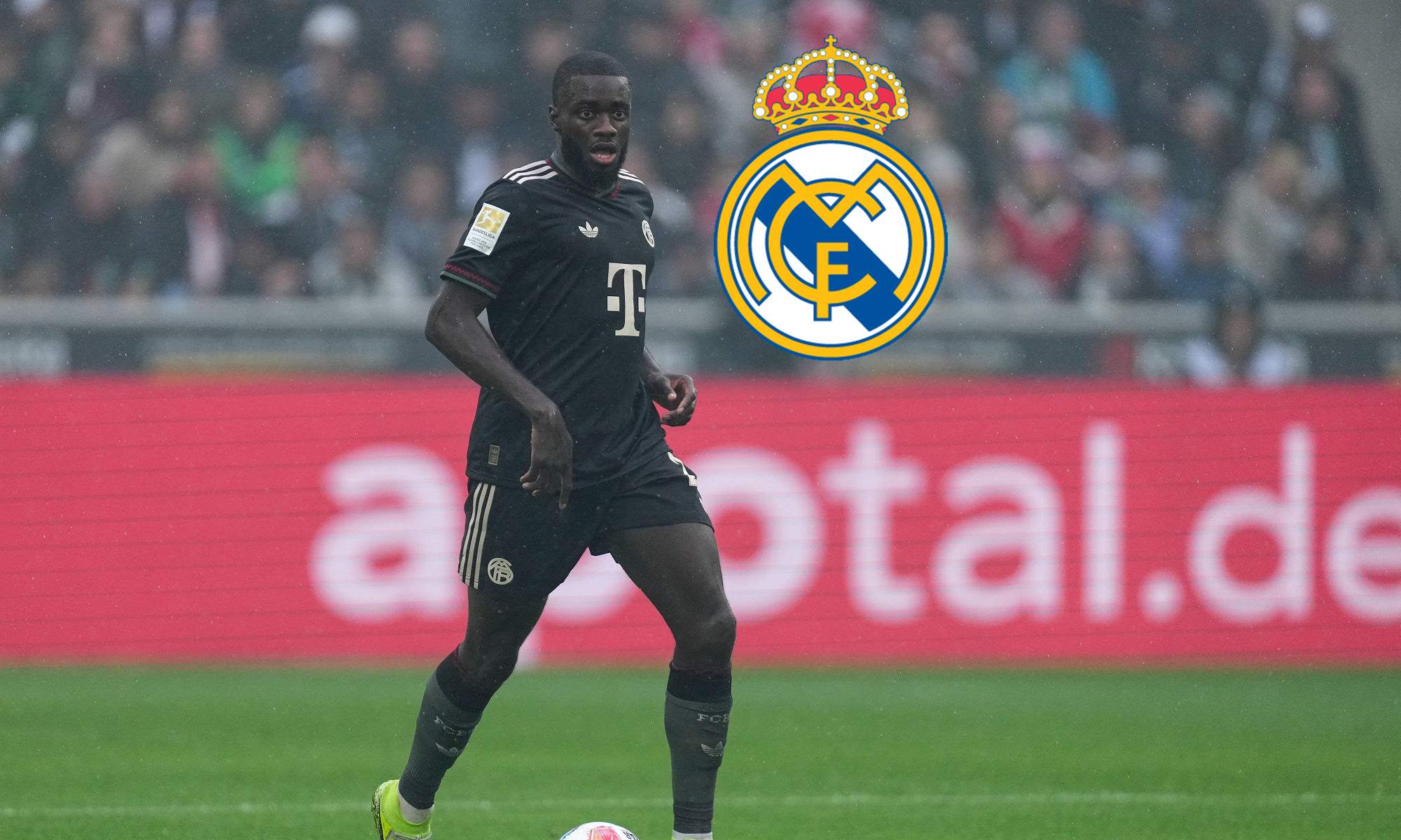 Upamecano jugando un partido con el Bayern Múnich y el escudo del Real Madrid.