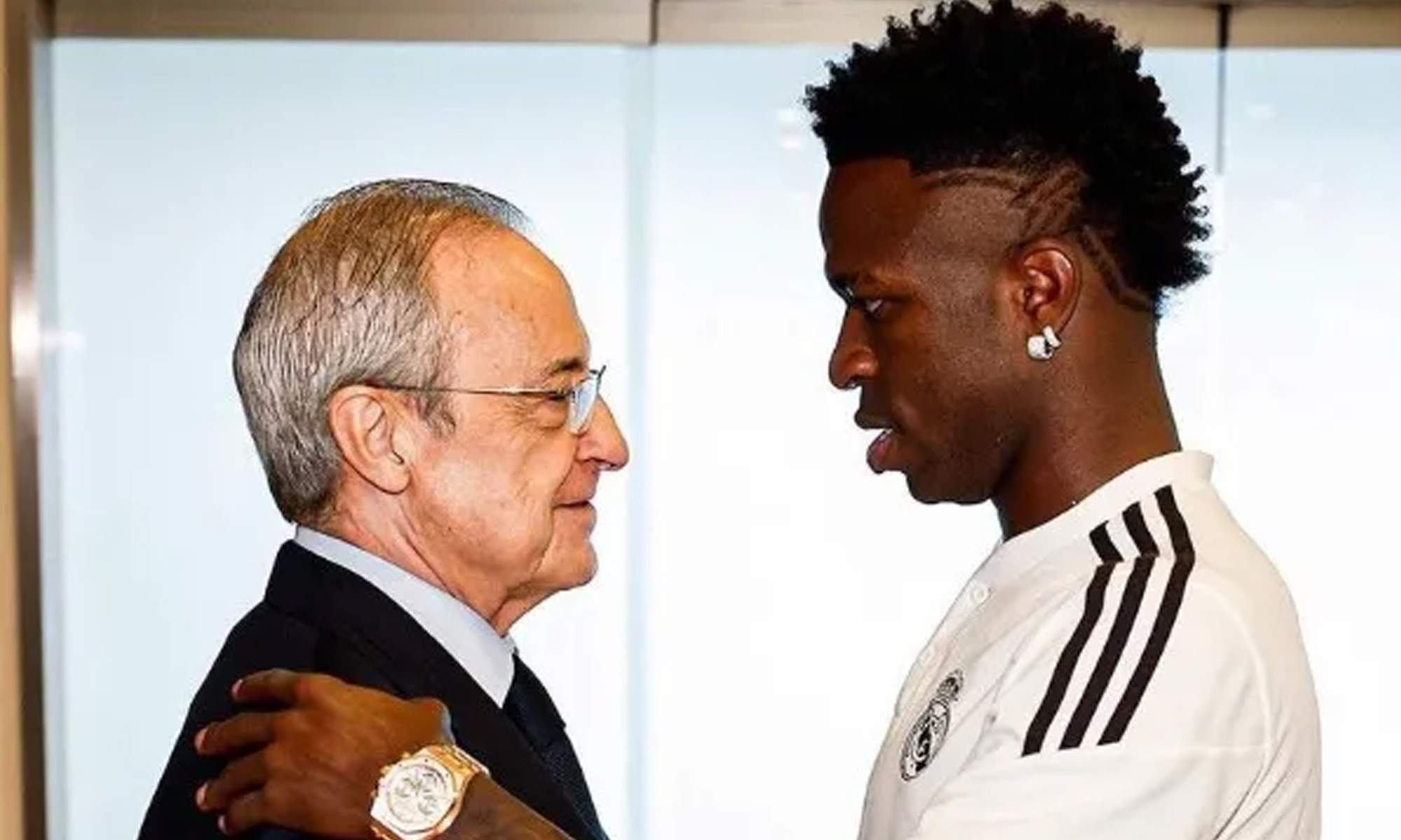 Vinícius Júnior saludando a Florentino Pérez. 
