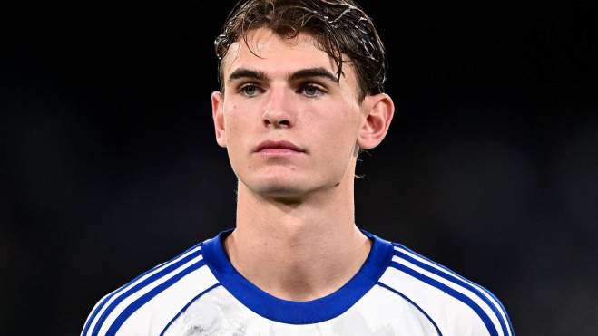 Nico Paz jugando un partido con el Como. 