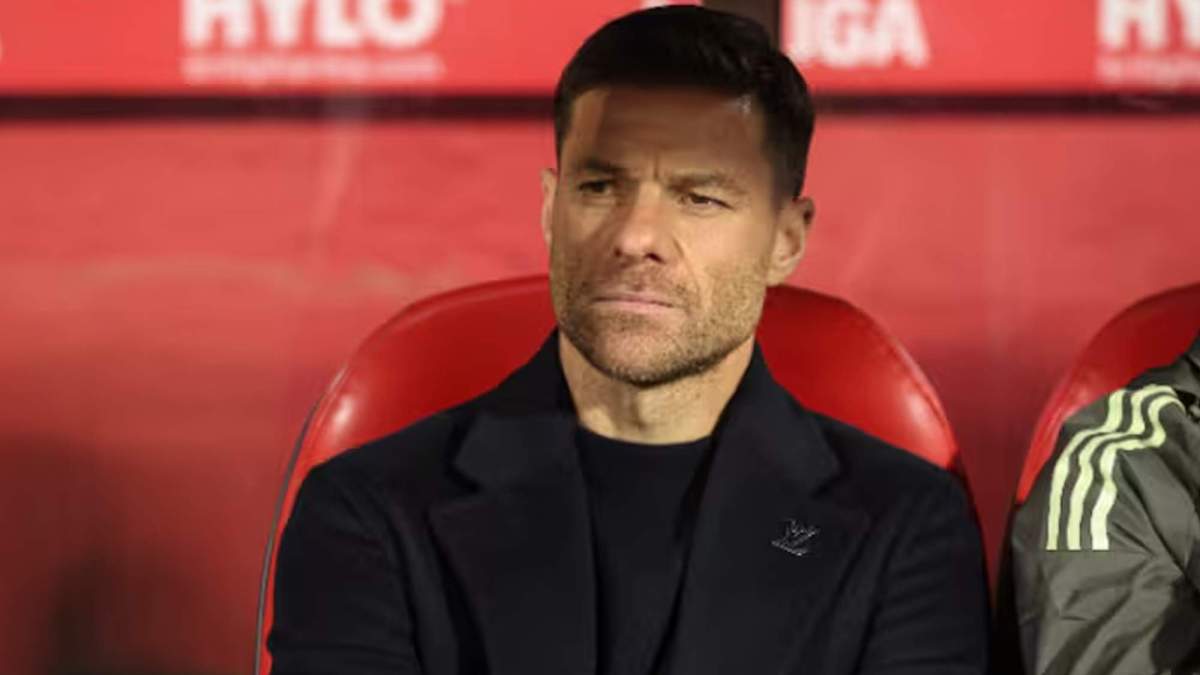 Xabi Alonso sentado en el banquillo del Real Madrid. Xabi Alonso sentado en el banquillo del Real Madrid.