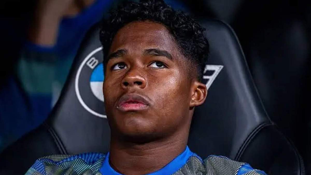 Endrick sentado en el banquillo del Real Madrid. Endrick sentado en el banquillo del Real Madrid.