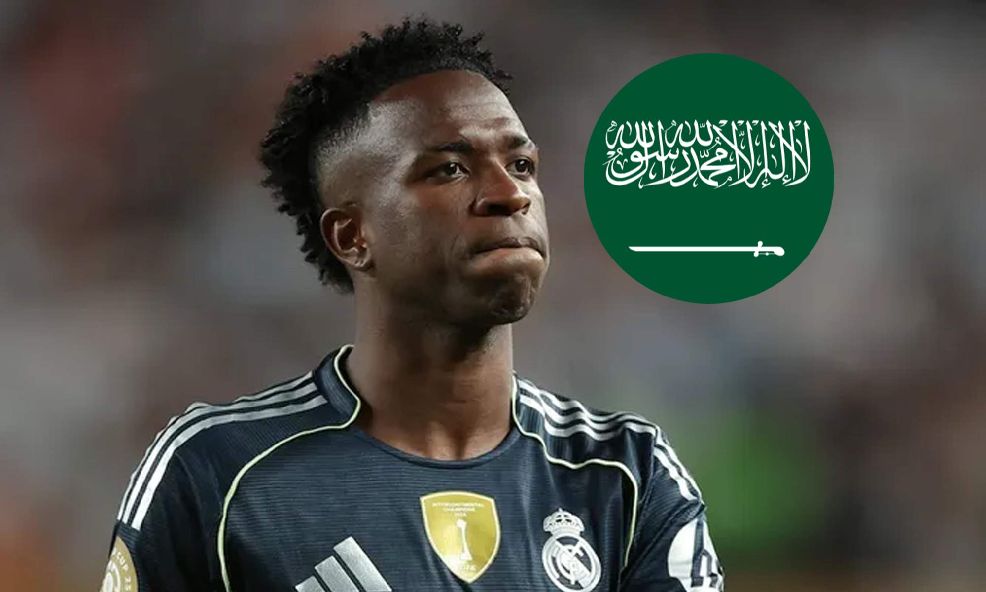 Vinícius Júnior disputando un partido con el Real Madrid y la bandera de Arabia Saudí.