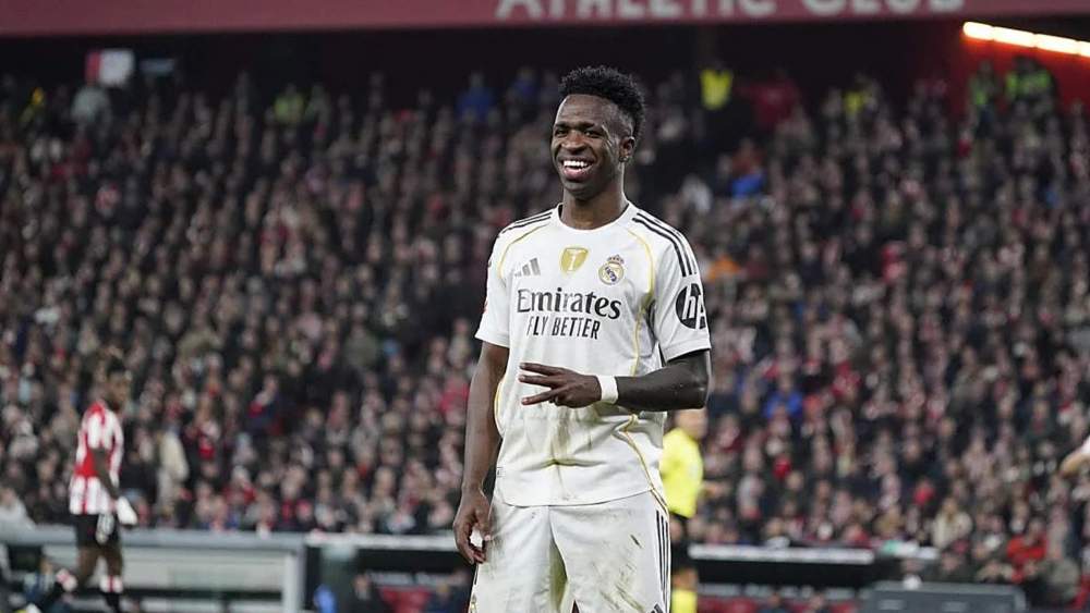 Vinicius Junior, mostrando los tres dedos después de escuchar insultos en San Mamés.