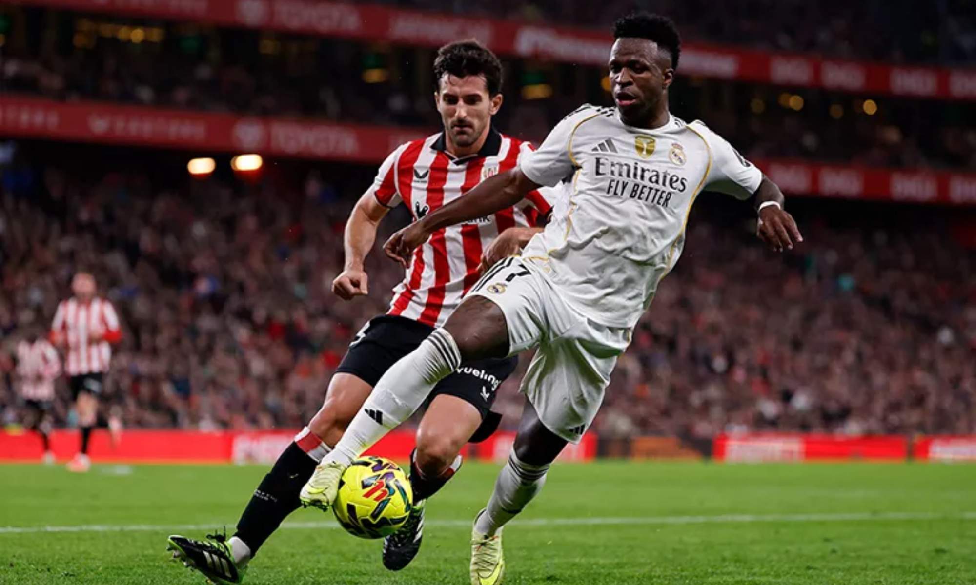 Vinicius Junior, protegiendo el balón en el encuentro del Real Madrid contra el Athletic Club.