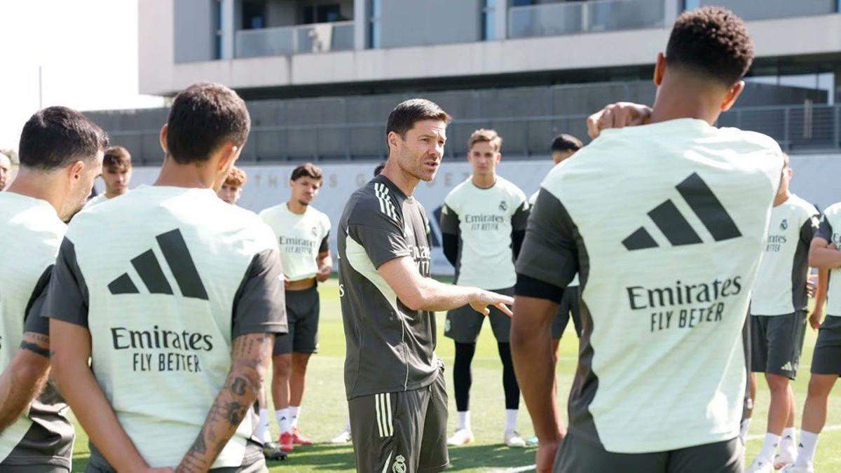 Xabi Alonso y los jugadores del Real Madrid durante un entrenamiento. 