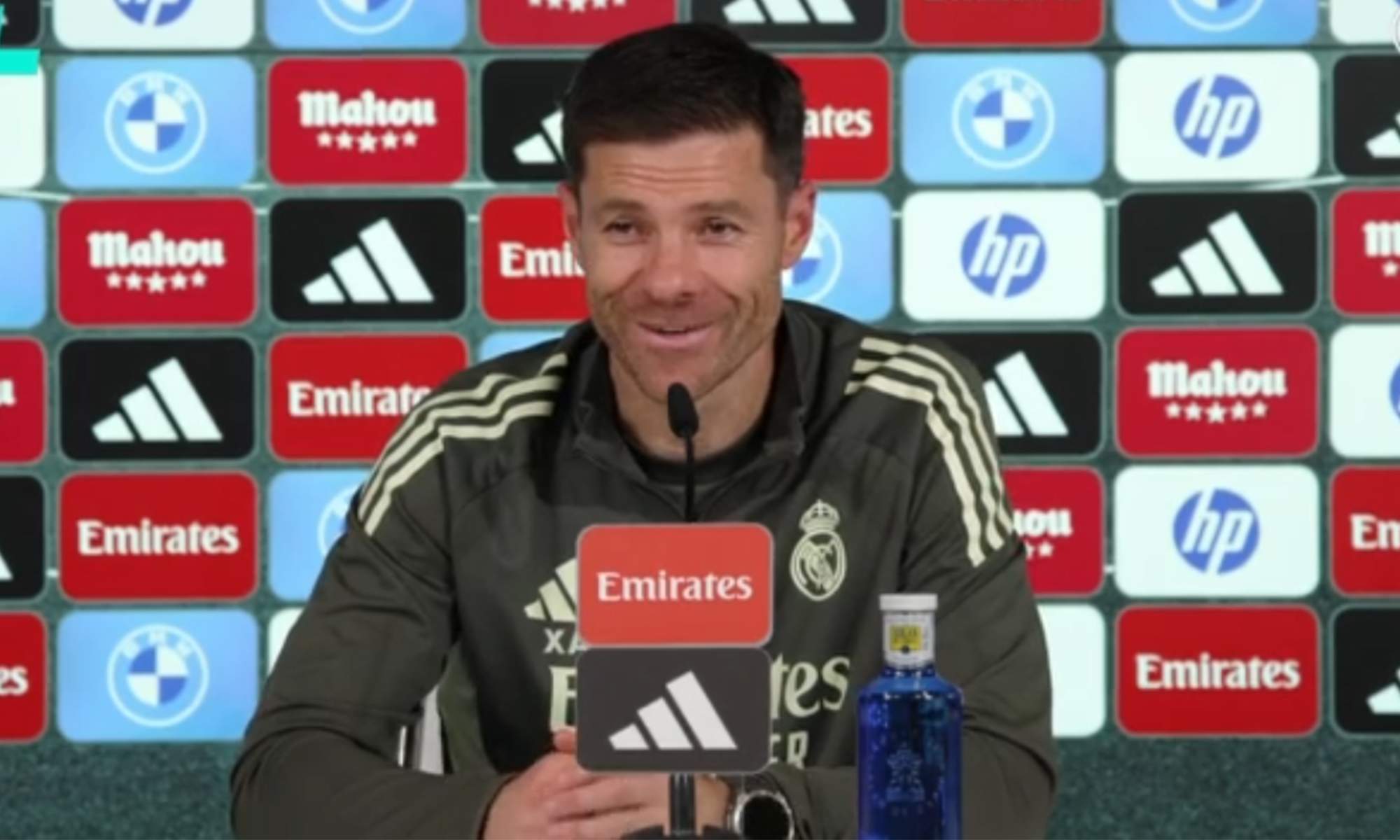 Xabi Alonso hablando en rueda de prensa con el Real Madrid. 