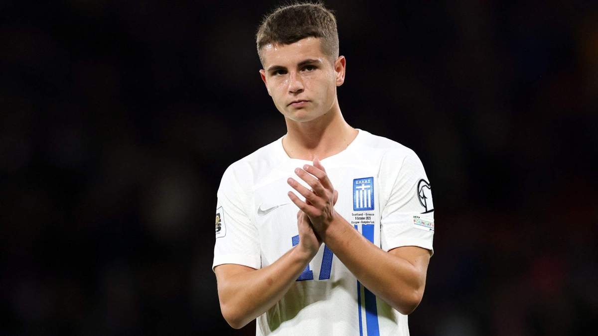 Christos Mouzakitis disputando un partido con Grecia. Christos Mouzakitis disputando un partido con Grecia.