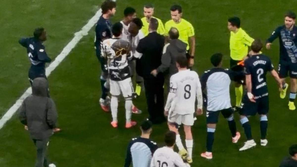 Los jugadores del Real Madrid se fueron muy enfadados con el árbitro Los jugadores del Real Madrid se fueron muy enfadados con el árbitro
