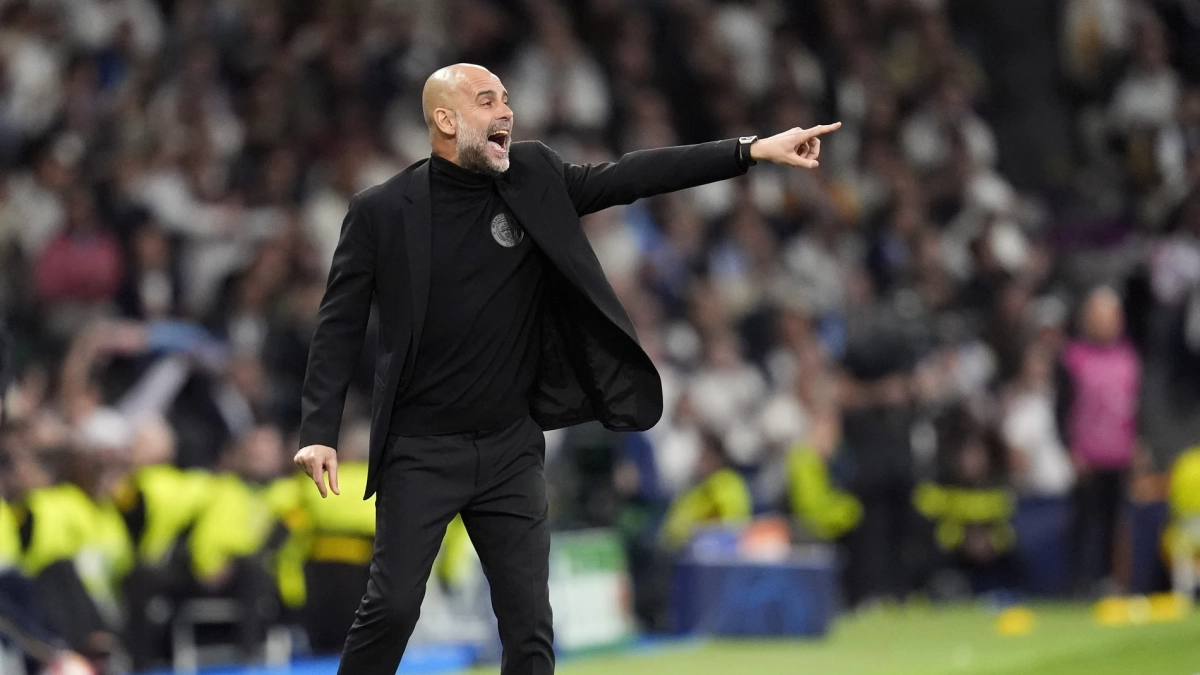 Guardiola dando órdenes durante un partido en el Bernabéu