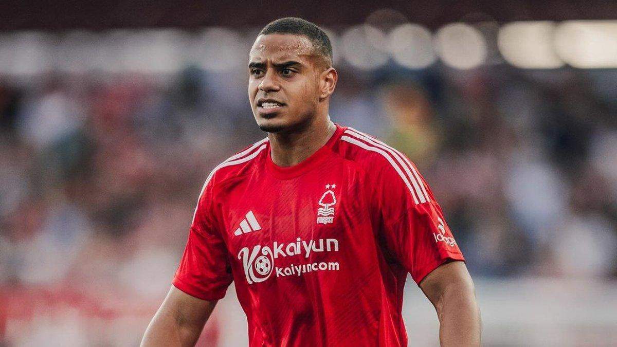 Murillo jugando un partido en la Premier League. 