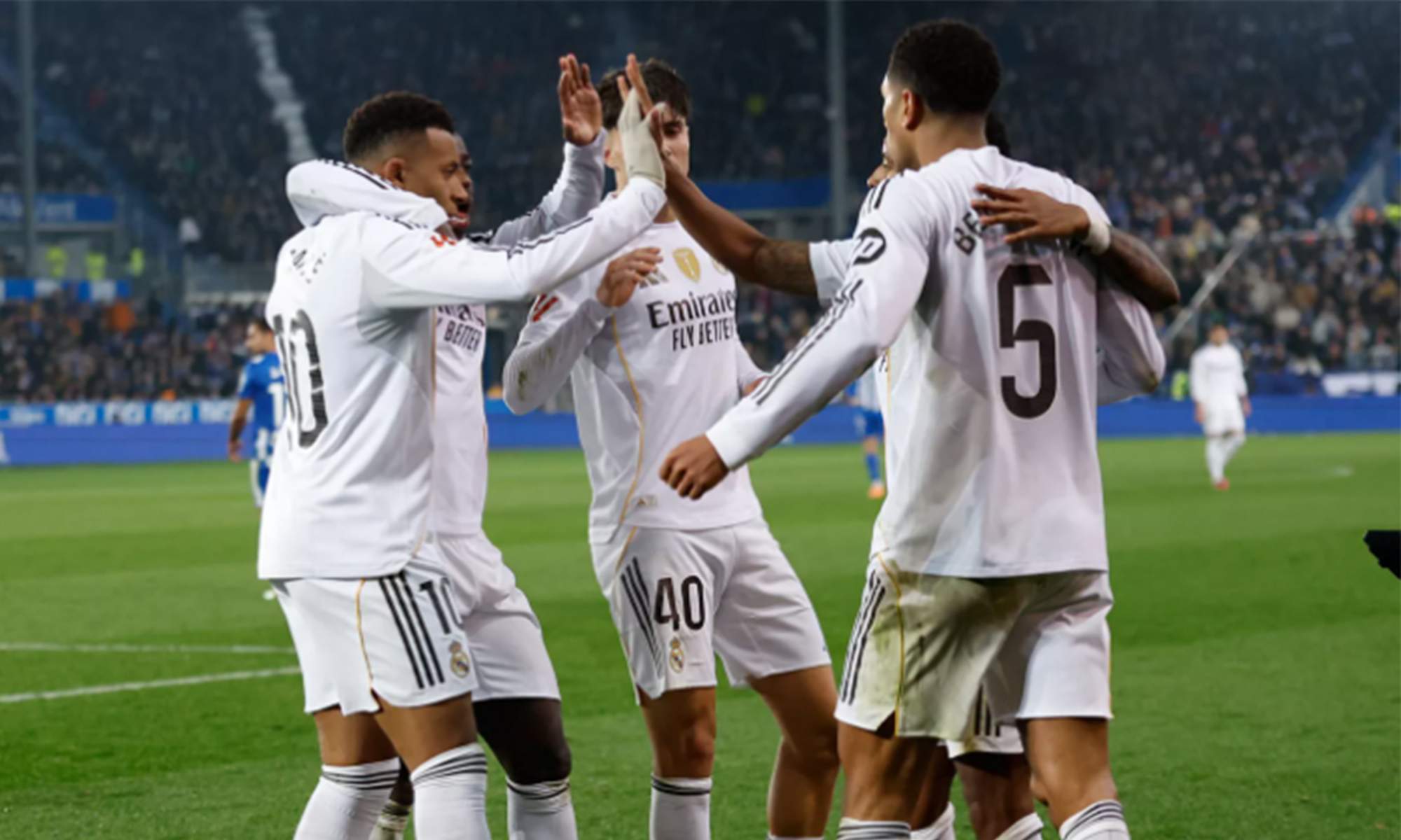 Jugadores del Real Madrid celebrando un gol al Alavés. 