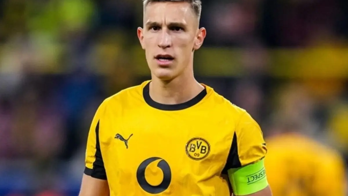 Nico Schlotterbeck jugando un partido con el Borussia Dortmund. Nico Schlotterbeck jugando un partido con el Borussia Dortmund.