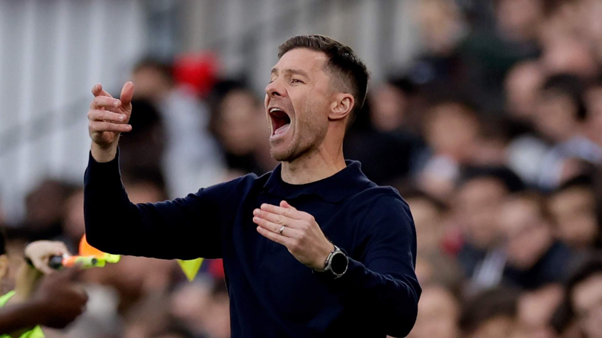 Xabi Alonso, a gritos con Huijsen antes del descanso: “Tienes un…”