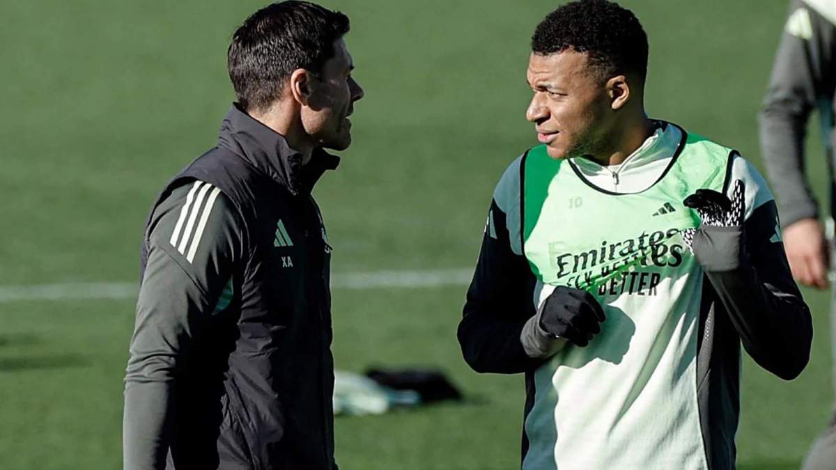 Xabi Alonso y Kylian Mbappé, durante un entrenamiento reciente en Valdebebas.