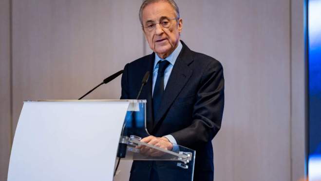 Florentino Pérez dando un discurso con el Real Madrid. Florentino Pérez dando un discurso con el Real Madrid.