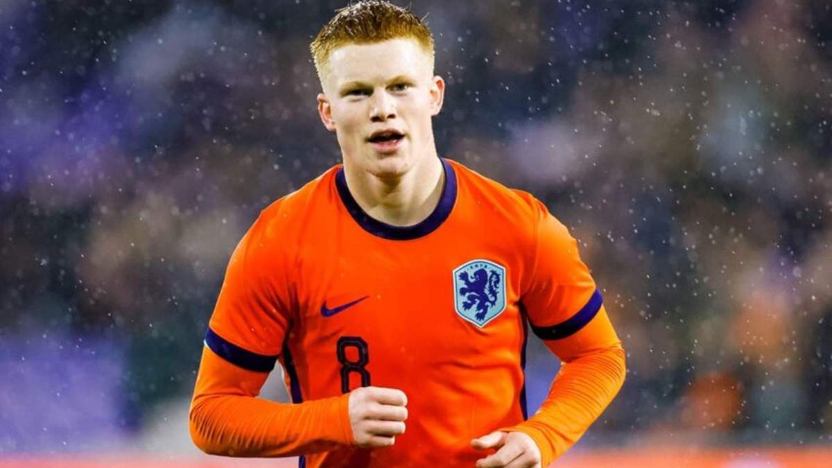 Kees Smit disputando un partido con Países Bajos. 