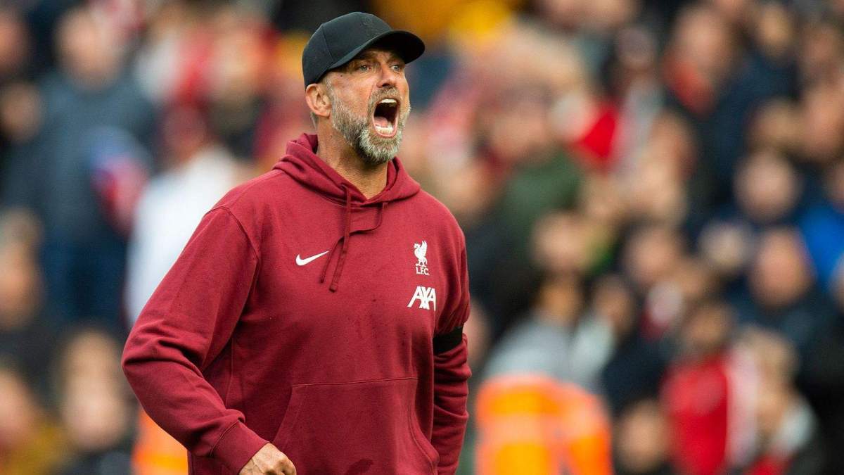 Jurgen Klopp jugando un partido con el Liverpool. 