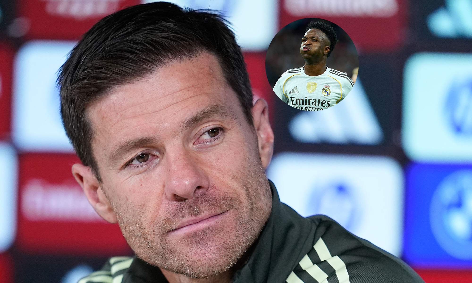 Xabi Alonso en una rueda de prensa y una foto de Vinícius Júnior. 