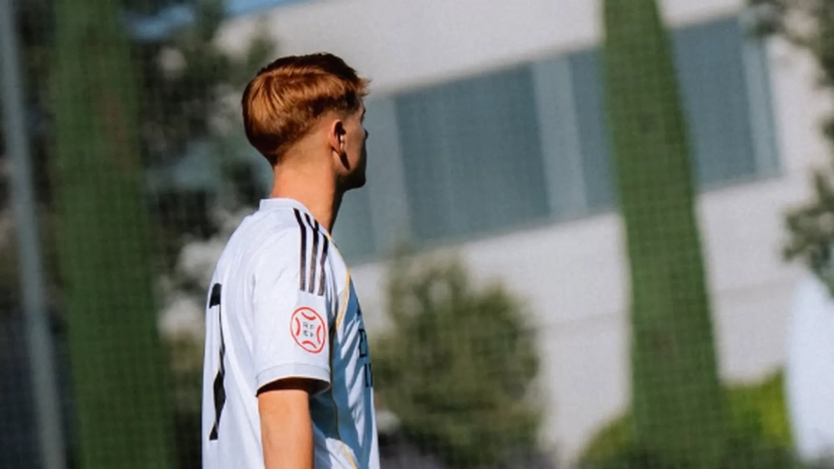 Gabri Valero disputando un partido con el Real Madrid. 