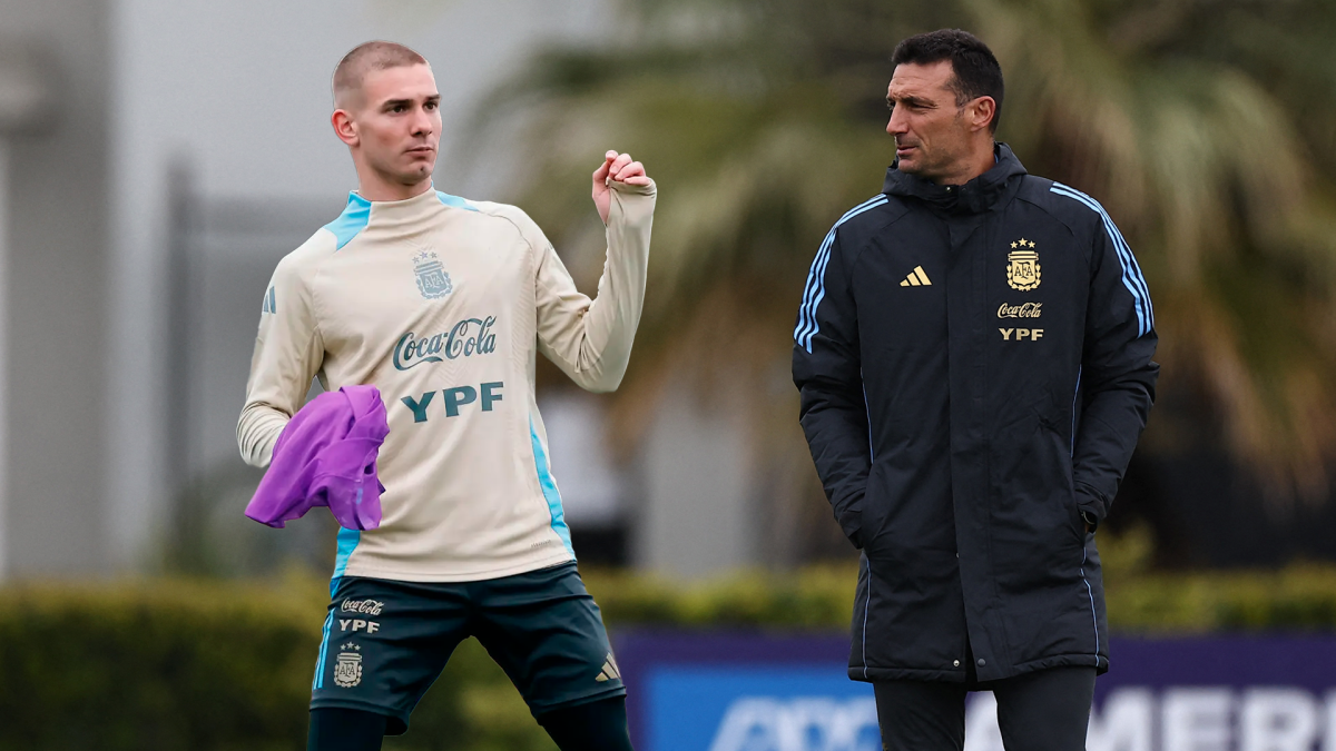 Franco Mastantuono y Lionel Scaloni durante un entrenamiento con Argentina