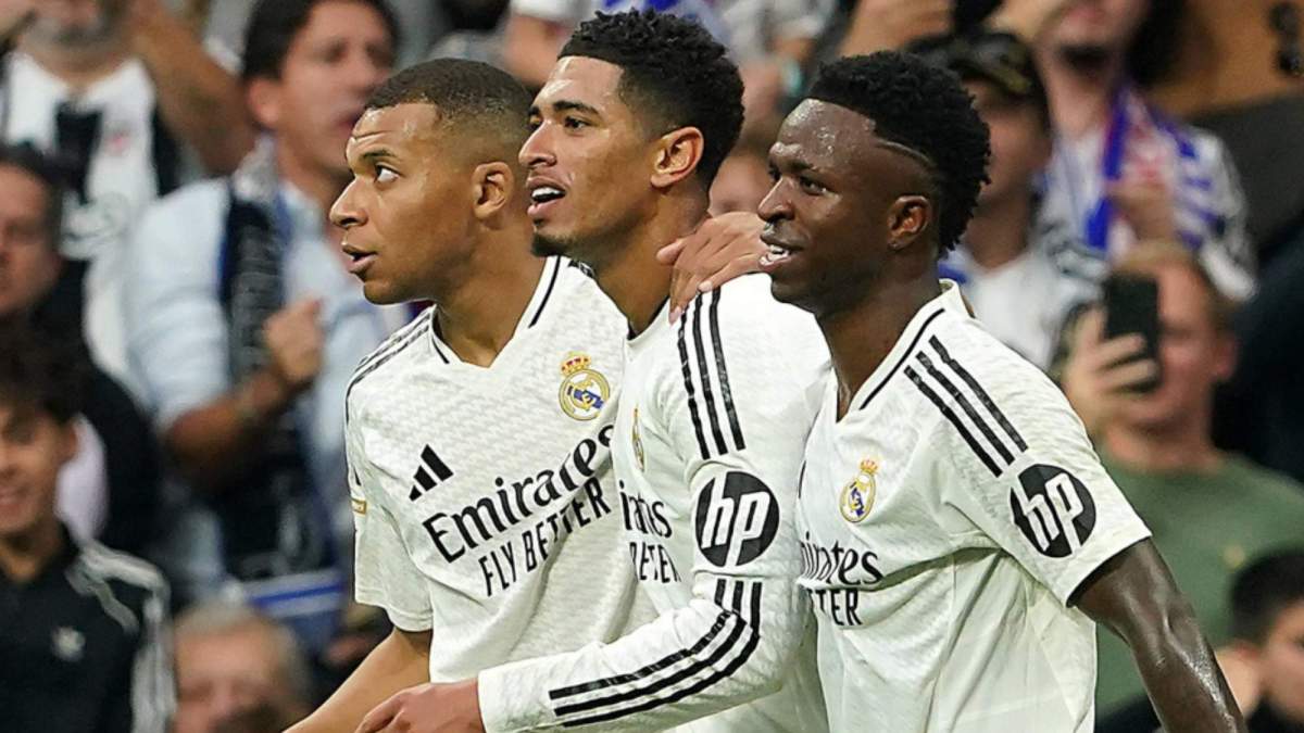 Bellingham y Vinicius celebrando un gol junto a Mbappé Bellingham y Vinicius celebrando un gol junto a Mbappé