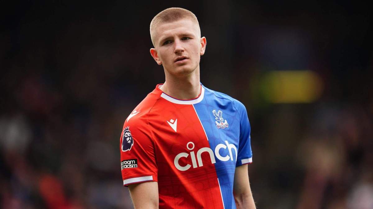 Adam Wharton durante un encuentro con el Crystal Palace