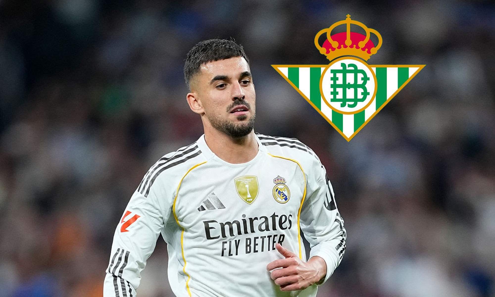 Dani Ceballos jugando un partido con el Real Madrid y el escudo del Betis. 