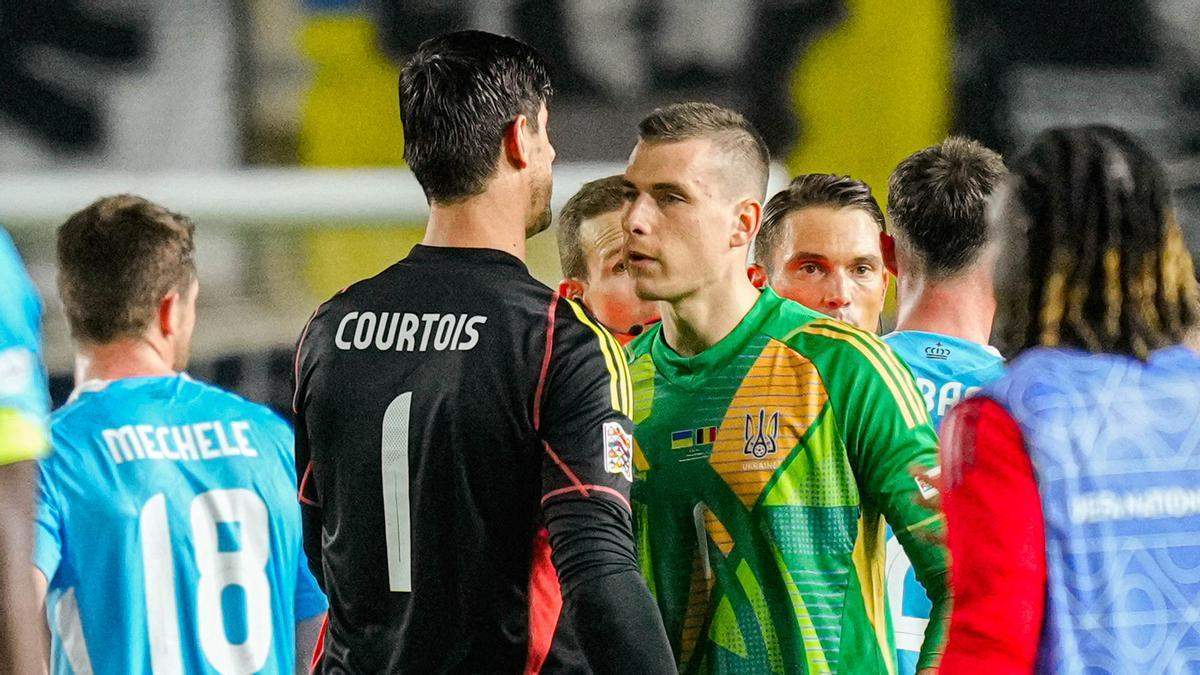 Thibaut Courtois y Andriy Lunin en un enfrentamiento entre Bélgica y Ucrania. 
